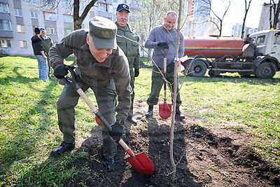 Республиканский субботник: сотрудники Госсекретариата приняли участие в благоустройстве сквера