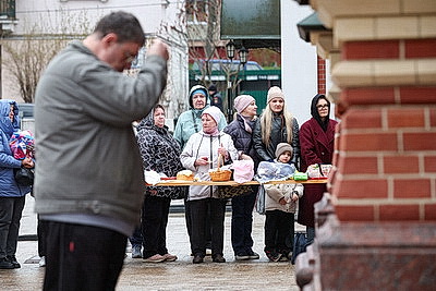 Православные верующие освящают пасхальную трапезу в храмах Беларуси