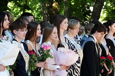 Последние звонки для выпускников 9-х и 11-х классов прозвенели по всей Беларуси