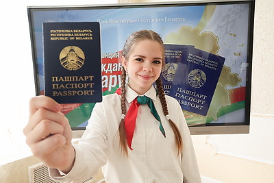 Паспорта лучшим учащимся из Минской области вручили в старейшей гимназии страны