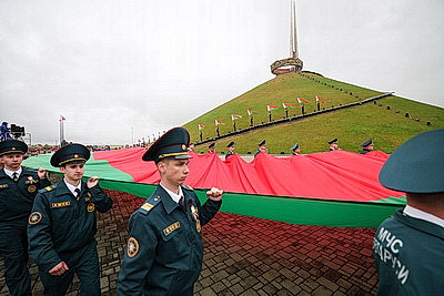 Под звуки марша. На Кургане Славы пронесли 100-метровое полотнище государственного флага