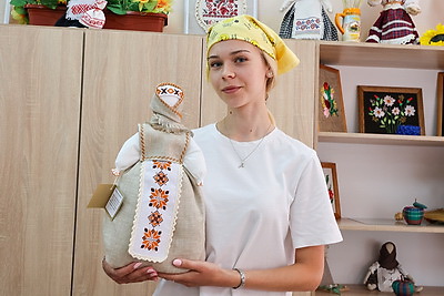 Бизнес-уроки с иголкой и ниткой. Как гомельские гимназистки создали текстильных кукол-берегинь
