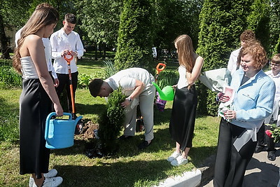 Последние звонки для выпускников 9-х и 11-х классов прозвенели по всей Беларуси