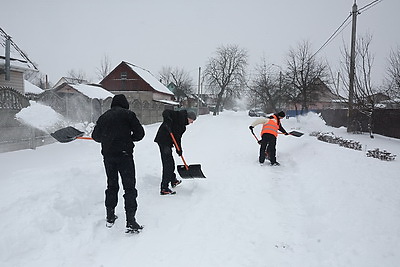 Помогают пожилым и чистят территории. К уборке снега присоединилась молодежь