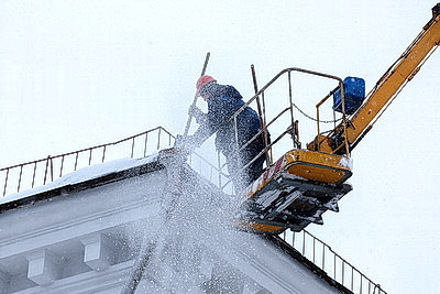 Коммунальщики очищают крыши от снега и сосулек