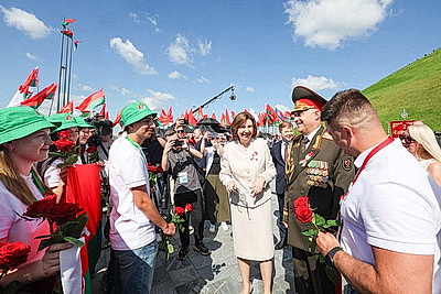 Символ мужества и гордости народа. Торжества по случаю Дня Независимости проходят на Кургане Славы