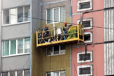 Строители приступили к монтажу панелей в пострадавшей при взрыве газа десятиэтажке в Гомеле