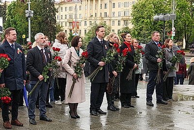 Народное возложение цветов к монументу Победы проходит в Минске