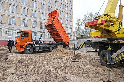 Республиканский субботник: руководство и жители Гомельщины участвовали в ремонте Мозырского роддома