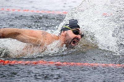 Соревнования по зимнему плаванию проходят в Бресте