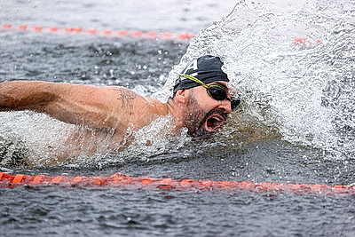 Соревнования по зимнему плаванию проходят в Бресте