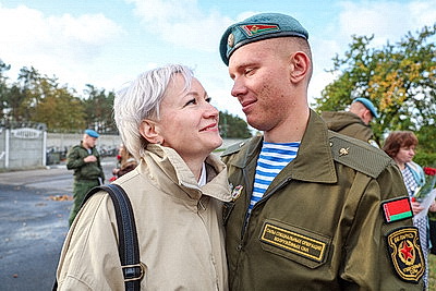 Главный подарок ко Дню матери - время с сыновьями. Солдаты-срочники 38-й бригады поздравили своих мам