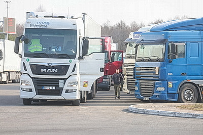 \"Не торопятся работать\". Как литовская сторона принимает грузовики в пункте пропуска \"Бенякони\"