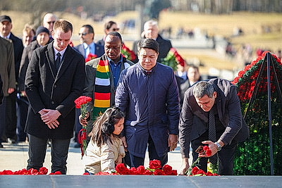 \"Пусть скорбь и печаль обернутся в мужество ваше и силу\". В Хатыни проходит всенародная вахта памяти