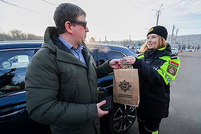 Сотрудники ГАИ традиционно поздравили водителей-мужчин во время праздничной акции в Витебске