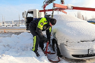 В Витебске эвакуаторы ГАИ убирают автомобили, припаркованные вдоль дороги и мешающие уборке снега