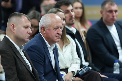 Представители бизнеса посетили с экскурсией Дворец Независимости