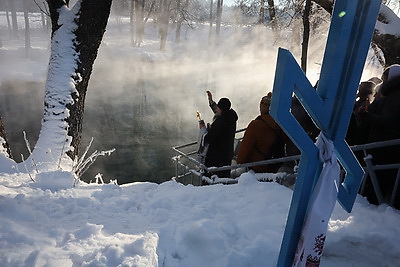 Православные верующие празднуют Крещение Господне