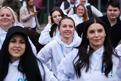 Олимпийские чемпионы провели зарядку для 3,5 тыс. студентов на минском стадионе \"Динамо\"