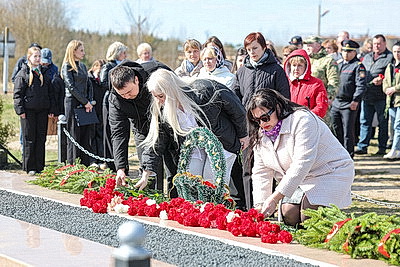 Память сквозь поколения. В Дятловском районе прошел митинг на месте расстрела фашистами мирных жителей