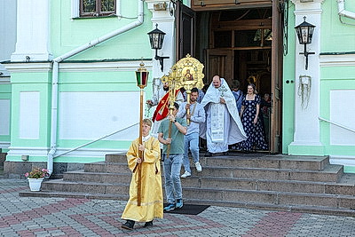 Православные верующие отмечают Яблочный Спас