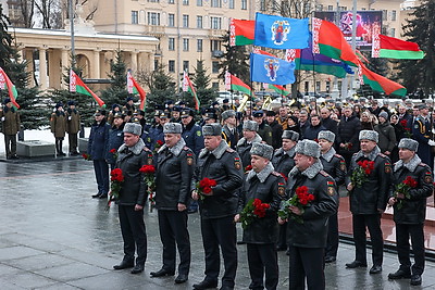 К монументу Победы возложили цветы в День защитников Отечества