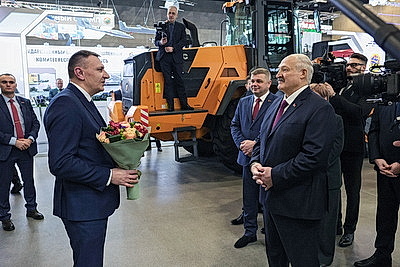 Лукашенко вручил символы Государственного знака качества