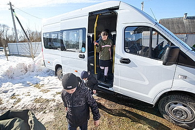 Мамина мечта исполнилась. Многодетной семье из Вилейского района подарили автомобиль