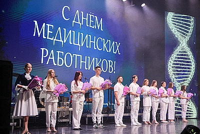 \"Они посвятили жизнь заботе о людях\". В Гомеле чествовали медработников области