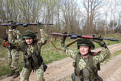 Не только в строю, но и в бою: комбинированный марш-бросок для военнослужащих девушек прошел в Чаусском районе