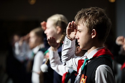 \"Важный день, который останется в памяти\". Столичным школьникам вручили паспорта в Минской ратуше