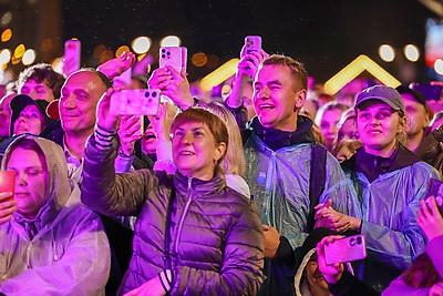 Праздничный концерт \"Дорогами Победы!\" проходит у Дворца спорта