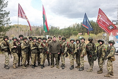 Не только в строю, но и в бою: комбинированный марш-бросок для военнослужащих девушек прошел в Чаусском районе