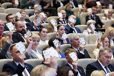 В съезде партии \"Белая Русь\" участвуют около 600 делегатов со всей страны