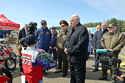 Лукашенко посетил Минский аэроклуб ДОСААФ