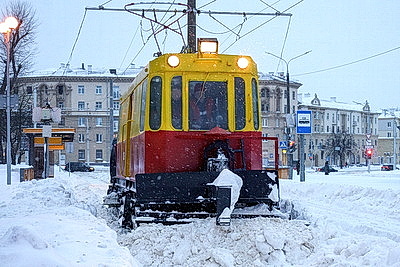 Последствия снегопада устраняют в городах Беларуси