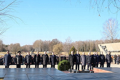 \"Пусть скорбь и печаль обернутся в мужество ваше и силу\". В Хатыни проходит всенародная вахта памяти