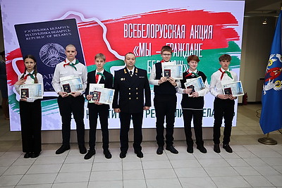 \"Важный день, который останется в памяти\". Столичным школьникам вручили паспорта в Минской ратуше