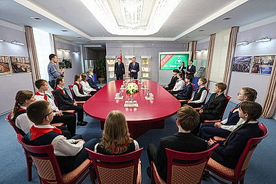 Крутой - школьникам: паспорт - это документ, в котором встречается ваша личная история и корни всей страны