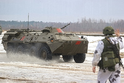 Десантники во время проверки ВС на Брестском полигоне выполняют стрельбы из различных видов оружия