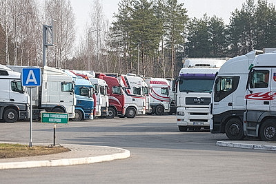 \"Не торопятся работать\". Как литовская сторона принимает грузовики в пункте пропуска \"Бенякони\"