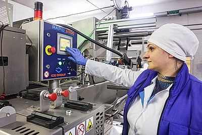 Настроение с доставкой к рабочему месту. В Могилеве идут концерты в цехах предприятий ко Дню женщин