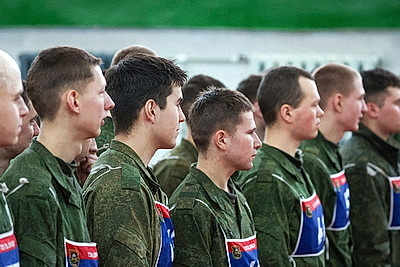 Марш-бросок и подтягивание. Десантники и гвардейцы сдают нормативы по физподготовке во время проверки ВС