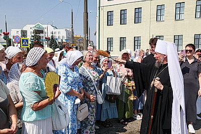 Более 500 человек собрались у памятника Георгию Конисскому в Могилеве на памятный молебен