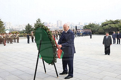 Лукашенко в Пхеньяне возложил венок к монументу \"Освобождение\"