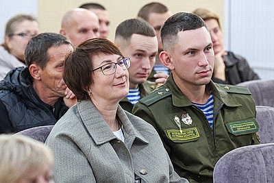 Главный подарок ко Дню матери - время с сыновьями. Солдаты-срочники 38-й бригады поздравили своих мам