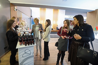 Белорусские льняные изделия, косметика, фарфор. Что показали зарубежным дамам на приеме накануне 8 Марта