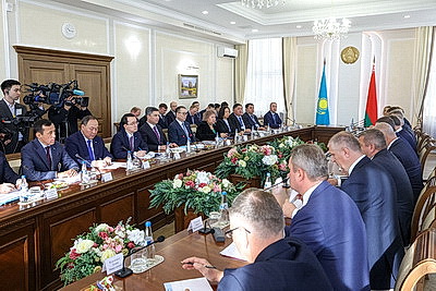 Беларусь предлагает Казахстану активнее развивать возможности промкооперации