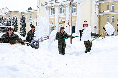 Последствия снегопада устраняют в городах Беларуси