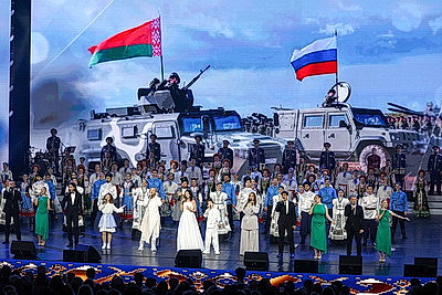 В Минске проходит торжественный концерт ко Дню единения народов Беларуси и России